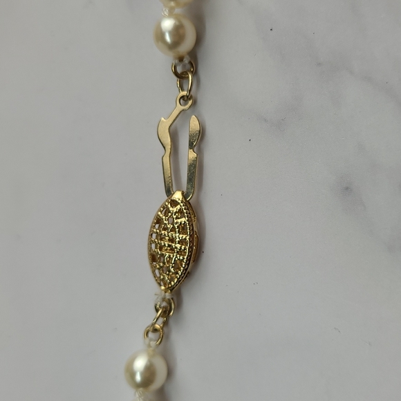 SINGLE STRAND WHITE FAUX PEARL NECKLACE - Picture 3 of 5